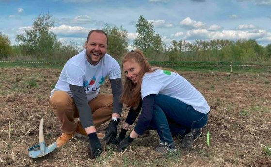 Доброволци засадиха за ден 4000 дръвчета край София