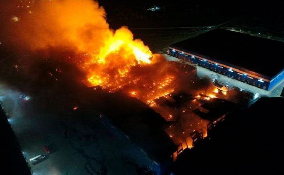 Пожар изпепели полиграфически склад в Москва, горя завод за боеприпаси в Перм
