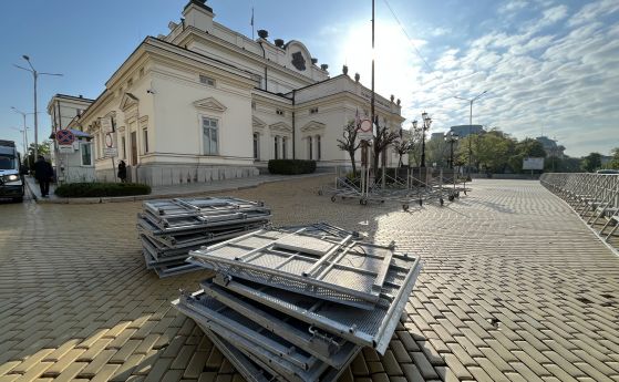 Новата пленарна сесия започва с два протеста - един 'за' и един 'против' военната помощ