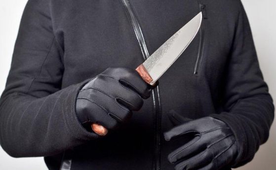 Мъж нападна с нож служител в бургаски офис