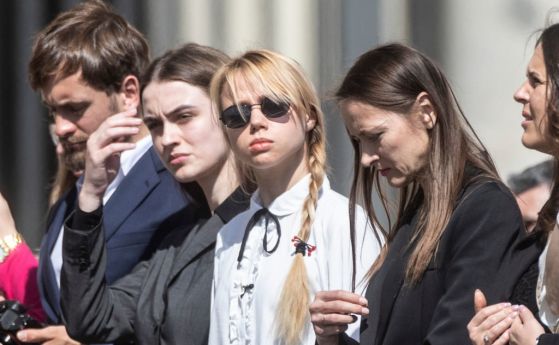Съпруги на бойците от 'Азов' при папата - апелират да отиде в Мариупол