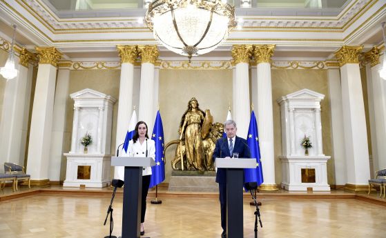 Финланските президент и премиер обявяват на пресконференция, че страната ще поиска присъединяване към НАТО