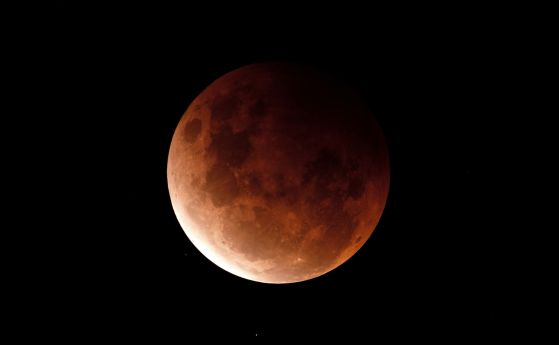 Суперкървава Луна по време на пълното лунно затъмнение на 26 май 2021 г. в Сидни, Австралия.