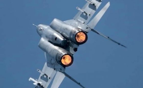 Нов сигнал за бомба на пътнически самолет вдигна български МиГ-29