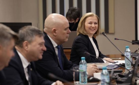 Надежда Йорданова и главният прокурор Иван Гешев на заседание на ВСС