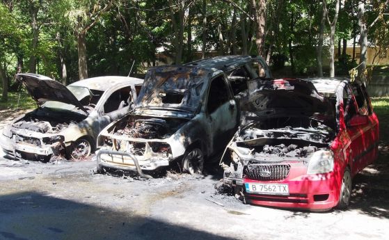 Запалиха автомобил с украинска регистрация във Варна, изгоряха още две коли