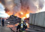 Голям пожар край Пазарджик, горят бракувани коли