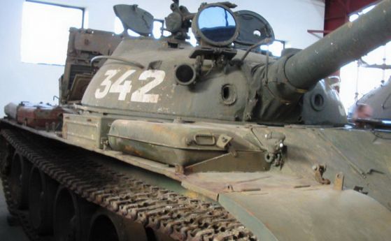 От картон ли е Арматата? Появи се видео с ретро танкове Т-62, пътуващи към Украйна