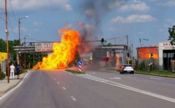 Пожар във Враца - строители пробиха тръба, градът е без газово захранване