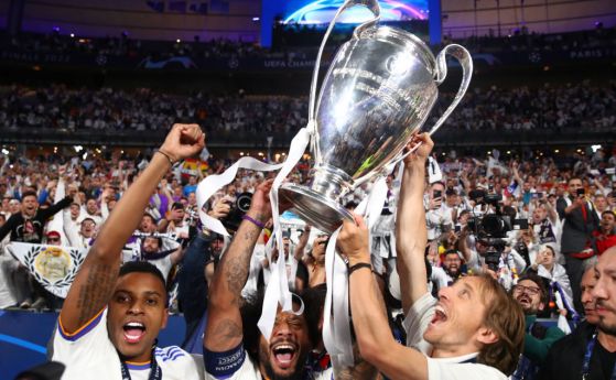 Лука Модрич, Родриго и Марсело от Реал Мадрид празнуват с трофея след победата в края на финалния мач на Шампионската лига между Ливърпул и Реал Мадрид на стадион 