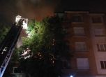 Пожарникари гасят пламъците в сградата на ул. "Иван Асен II".