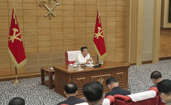 На тази снимка, предоставена от севернокорейското правителство, Ким Чен-ун участва в среща на политбюро на управляващата партия в Пхенян на 29 май.
