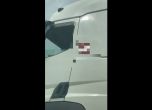 Арестуваха български тираджия в Полша, замервал в движение колите по пътя (видео)