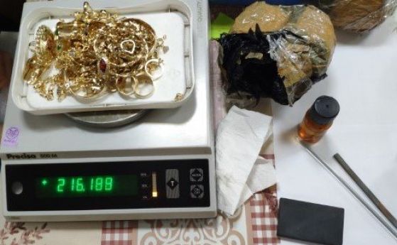 Митничари заловиха над 4,5 кг златни бижута