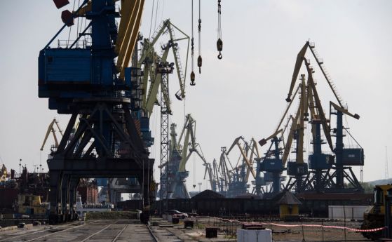 ДНР си прави флот с плячкосани кораби и изнася стомана за Русия