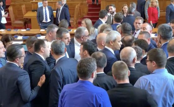 Сблъсък между депутат от ПП и Костадинов в пленарната зала (видео)
