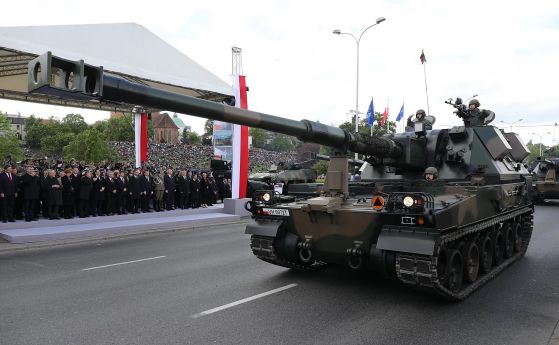 Гаубицата Краб на военния парад във Варшава през 2019