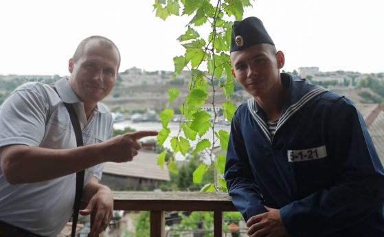 ''Някой иска да ме изкара терорист'' - учтиви силоваци на гости на бащата на загинал на крайцера Москва