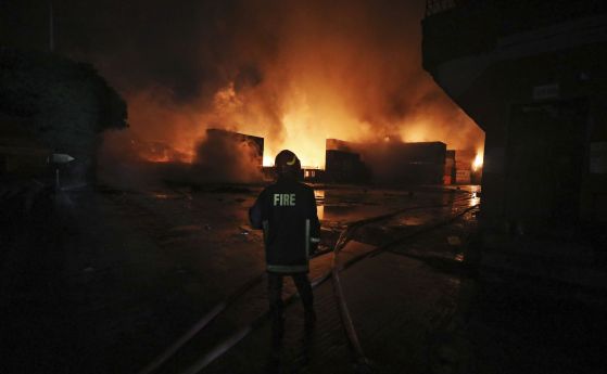 Най-малко 49 души загинали и над 100 ранени при пожар в склад в Бангладеш (обновена)