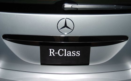 Mercedes-Benz изтегля близо 1 млн. автомобила заради възможни проблеми със спирачната система