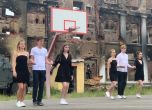 Бал върху руините: Абитуриенти от Харков танцуваха валс в двора на унищоженото си училище