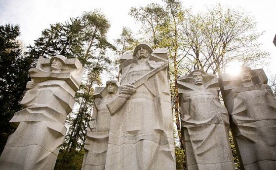 Вилнюс маха Паметника на съветските воини в гробището Антакалнис, под въоръжените автоматчици няма гробове