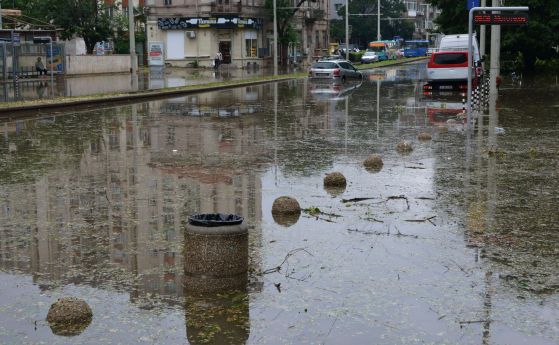 Проливни дъждове и гръмотевици в 17 области, опасност от наводнения
