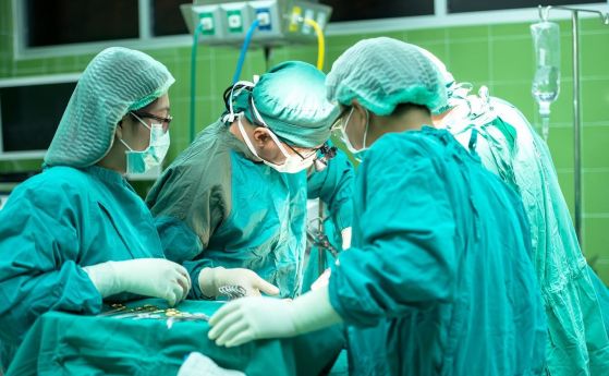 Пловдивски лекари отстраниха 7-килограмов тумор от яйчника на пациентка
