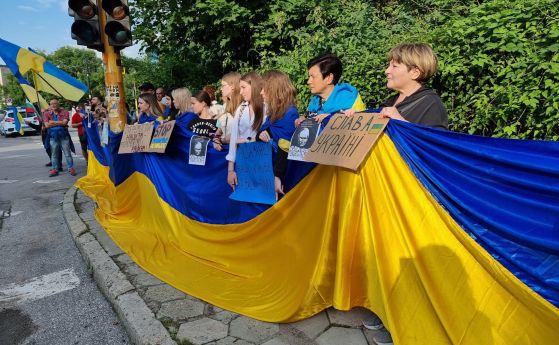 Десетки украинци протестираха пред руското посолство