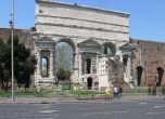 Част от построената през III век Порта маджоре в Рим падна