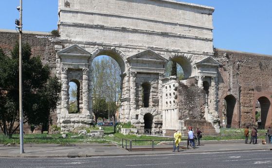 Част от построената през III век Порта маджоре в Рим падна