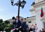 Премиерът Петков се качи на фенера пред парламента, за да поздрави протеста