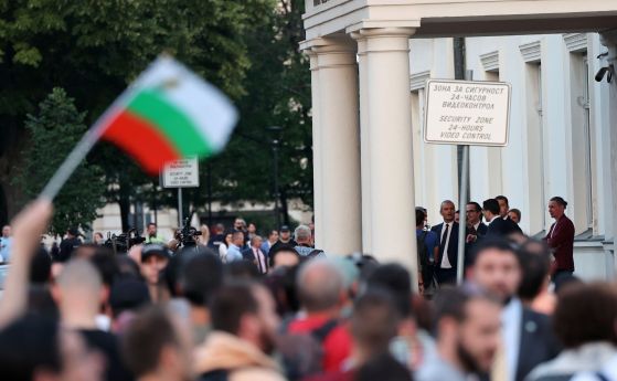 Костадинов и депутати от неговата партия са блокирани пред входа на НС