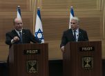 Израелският министър-председател Нафтали Бенет (вляво) говори по време на съвместно изявление с външния министър Яир Лапид в Кнесета, израелския парламент, в Ерусалим, понеделник, 20 юни 2022 г. 