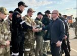 Първият заместник-ръководител на администрацията на президента на Русия Сергей Кириенко се ръкува с руски военни в разрушения Мариупол.