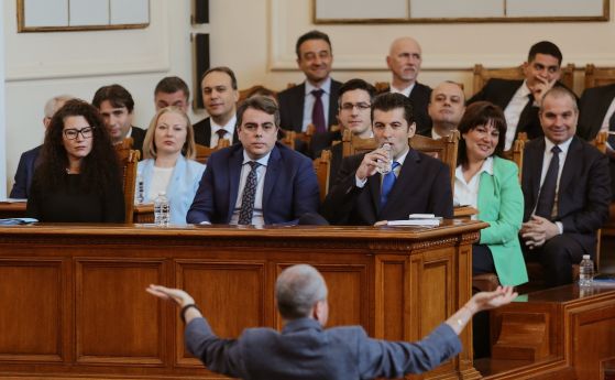 Сценаристът Тошко Йорданов (ИТН) театрално ръкопляска на кабинета в пленарната зала на Народното събрание по време на дебата по вота на недоверие.