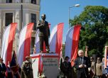 Лидерът на "Право и справедливост" Ярослав Качински на откриването на втория паметник на своя брат-близнак Лех Качински в неделя.