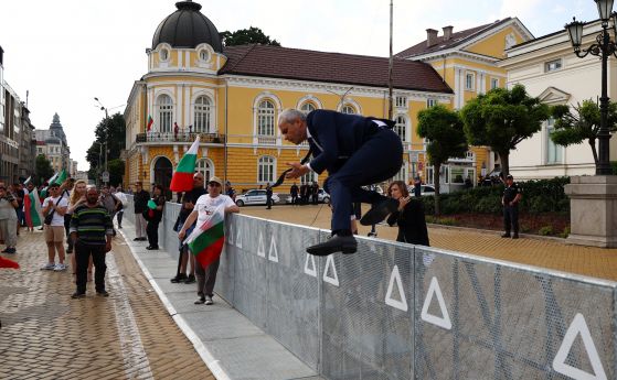 Костадин Костадинов прескача загражденията пред парламента, за да стигне до симпатизантите си.
