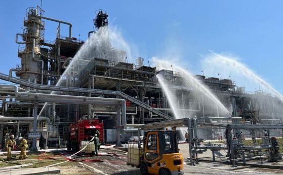 След прелитане на дрон: Руска рафинерия в Новошахтинск край Ростов избухна в пламъци