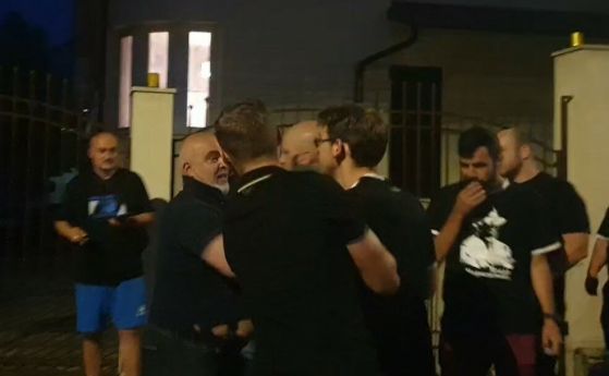 Спречкване между активисти на ВМРО и ГЕРБ пред дома на Борисов в Банкя (видео)
