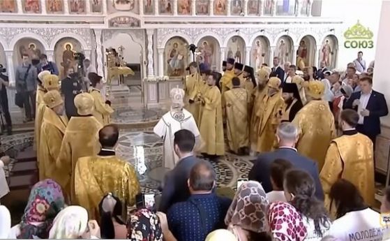 Божи знак? Руският патриарх Кирил падна по време на литургия (видео)