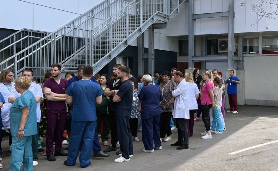 Лекари от ''Пирогов'' излязоха на ефективен протест заради уволнението на проф. Поромански