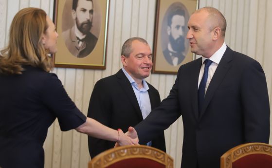Ива Митева се ръкува с президента Румен Радев в присъствието на Тошко Йорданов преди началото на консултациите за съставяне на правителство при президента.