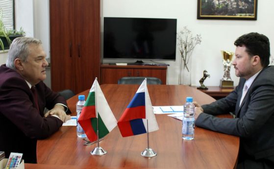 Пълномощният министър в посолството на Руската Федерация Филип Воскресенски (вдясно) е сред изгонените 70 руснаци.