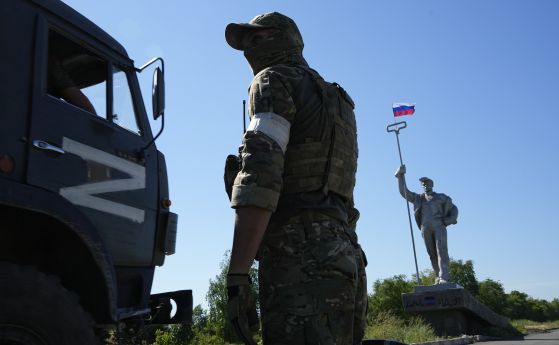 Буквата Z - символ на руската инвазия в Украйна - изписана на руски военен камион