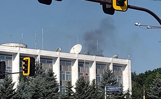 Черен пушек се изви над посолството на Руската федерация в София