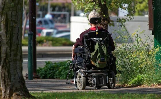 човек в инвалидна количка 