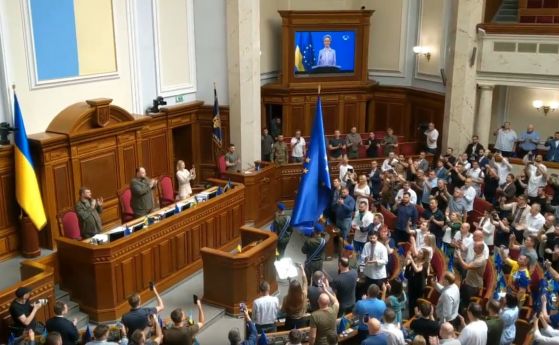 Знамето на ЕС беше внесено в заседателната зала на Радата от трима гвардейци.