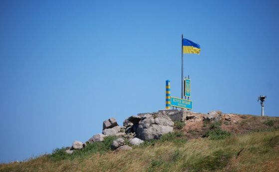 Украинската армия: Русия обстрелва Змийския остров с фосфорни бомби