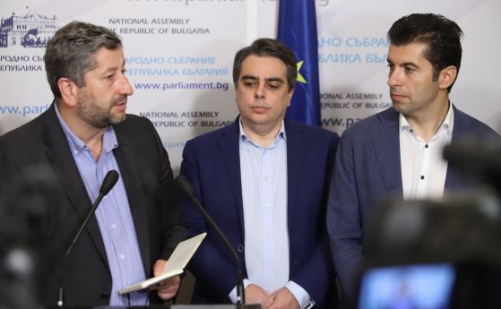 Христо Иванов, Асен Василев и Кирил Петков дават брифинг пред медиите след края на консултациите между ДБ и ПП за съставяне на правителство